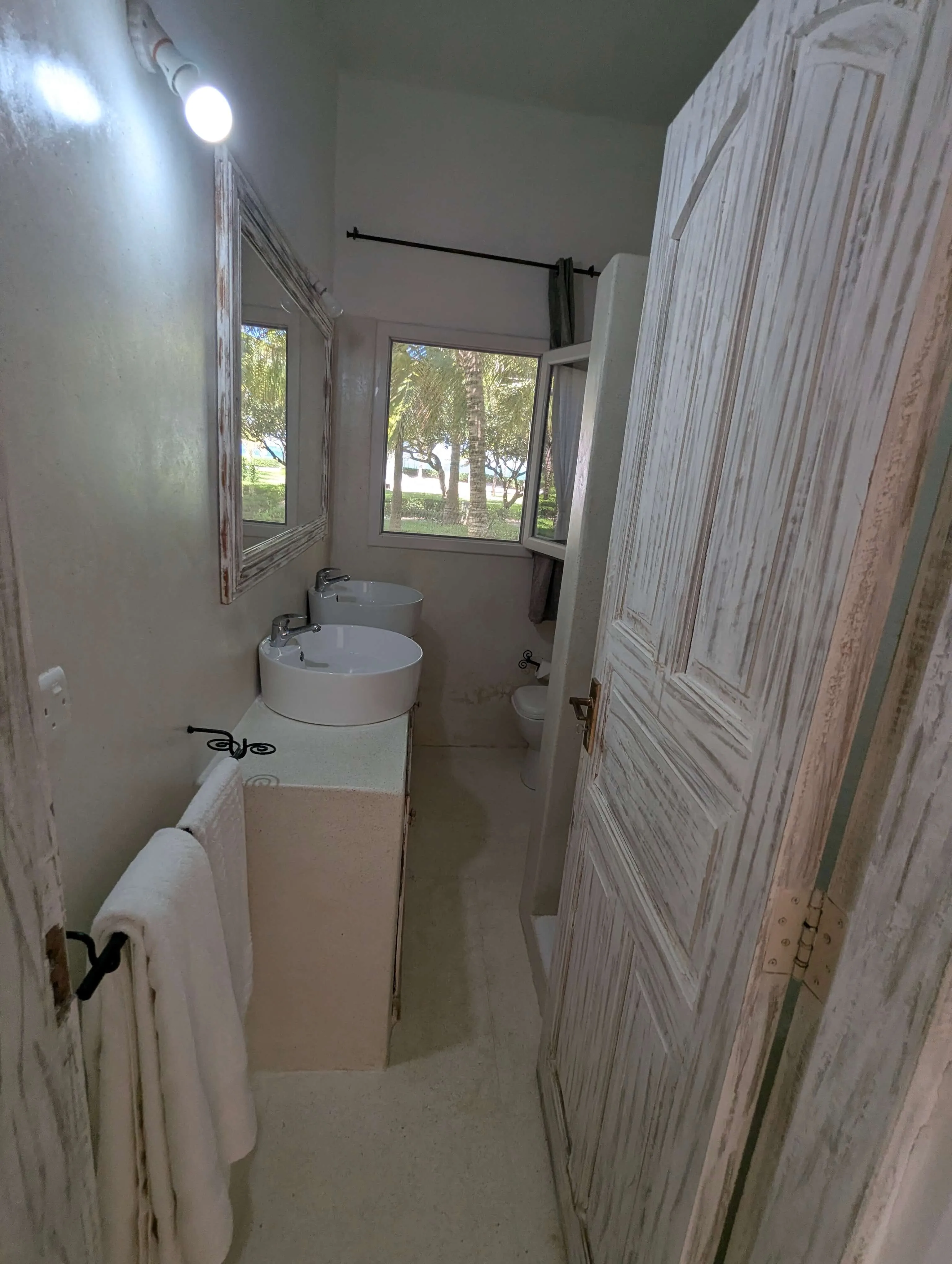 Casa Nyekundu bathroom